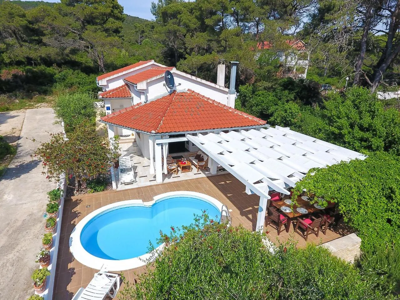 Spacious Holiday Home In Molat With Pool Brgulje