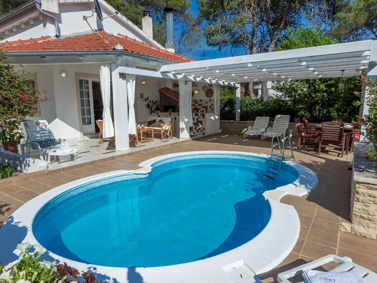 Spacious Holiday Home In Molat With Pool Brgulje