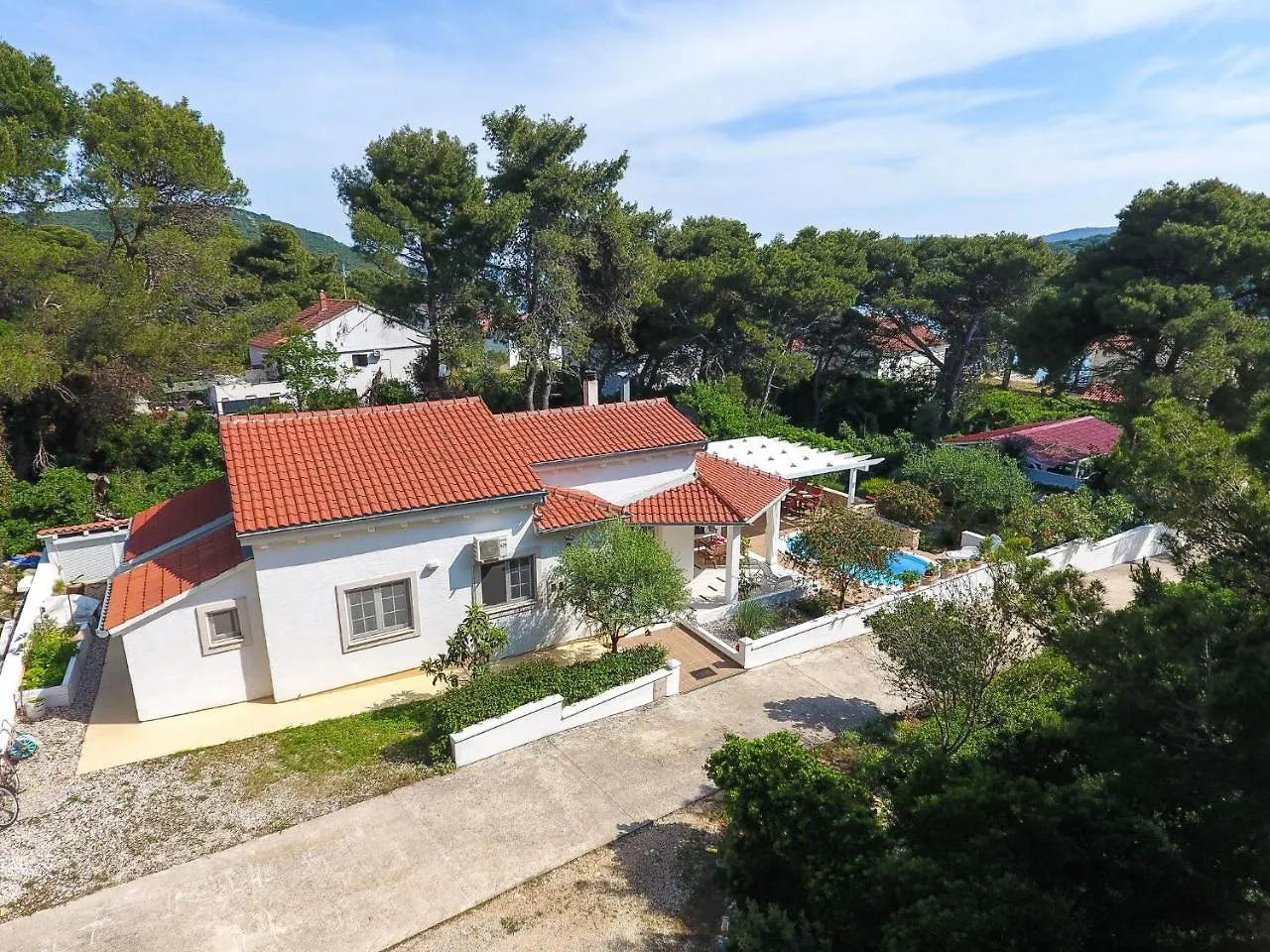 Spacious Holiday Home In Molat With Pool Brgulje